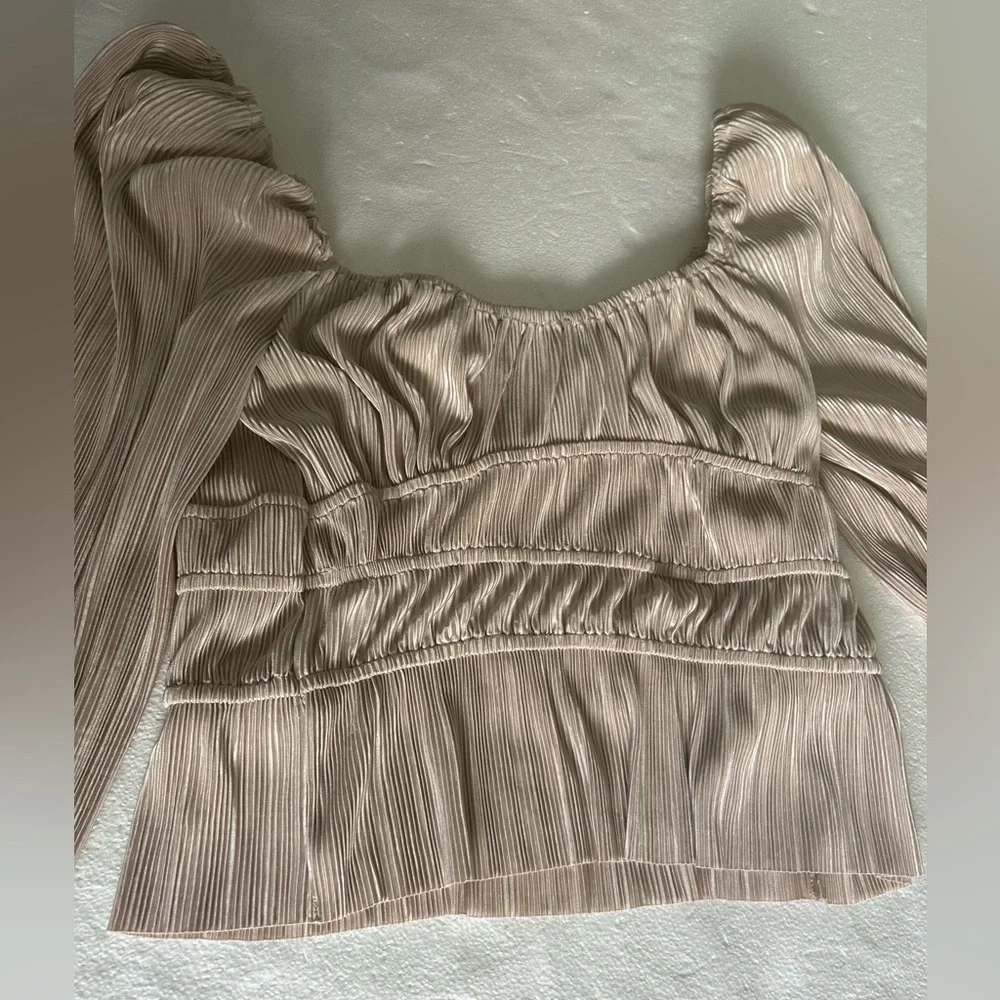 ASTR the label champagne pearl long sleeve pleated blouse